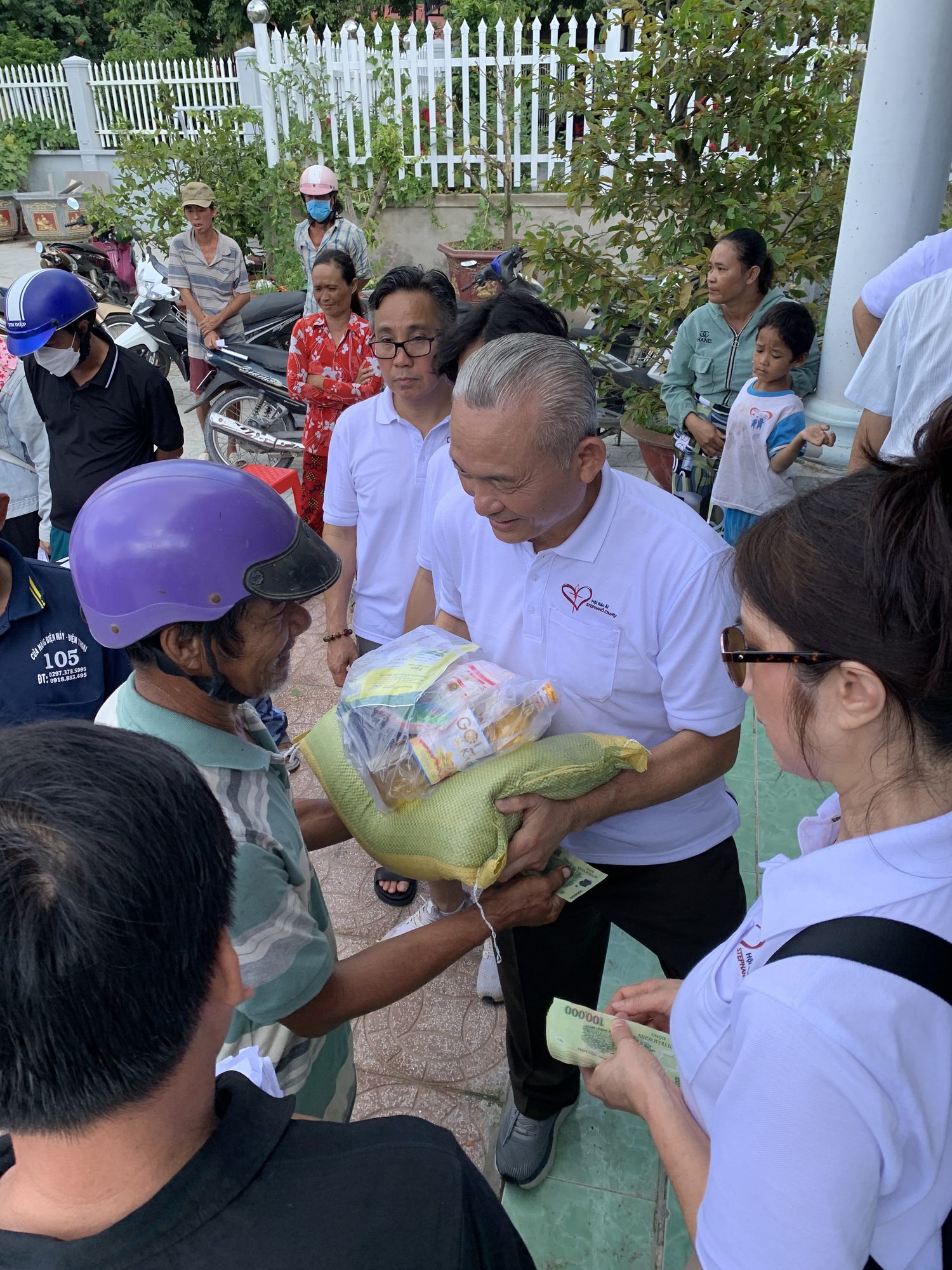 Các thành viên cùng phục vụ trong chuyến đi
