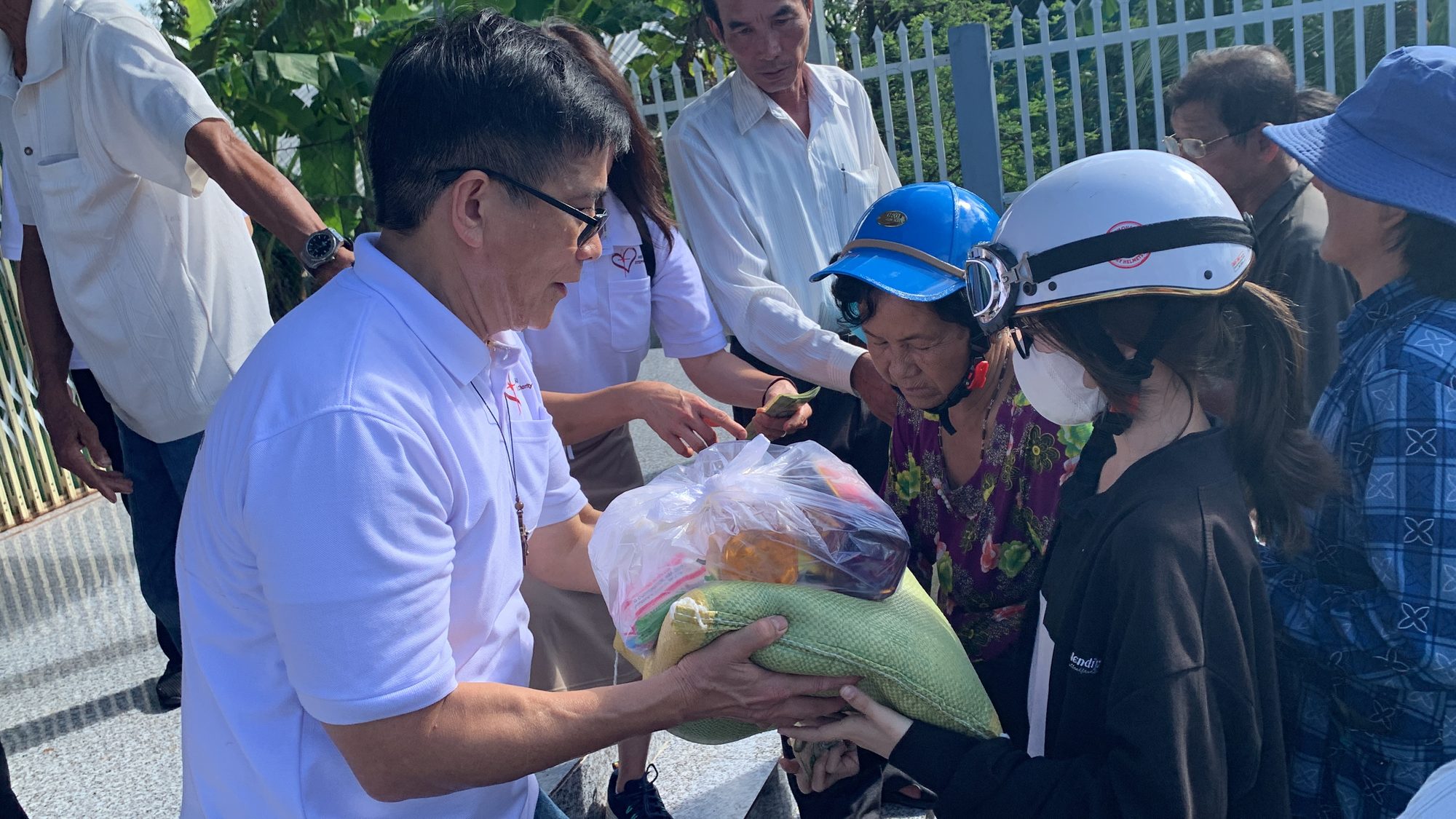 Các thành viên cùng phục vụ trong chuyến đi